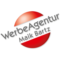zweizeiliger Schriftzug in grau mit dem Text WerbeAgentur Maik Bartz auf weißem Hintergrund ober- und unterhalb ist eine rote Halbkugel